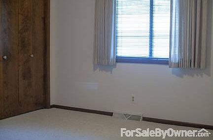 Bedroom
						:
						Window view, extra storage, neutral beige Nichel accents