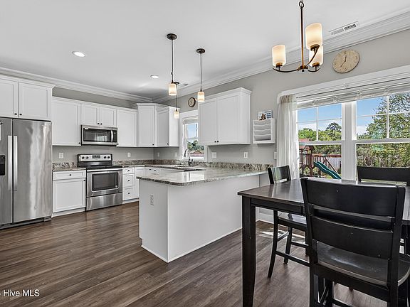 5th image of 412 Elgin Road