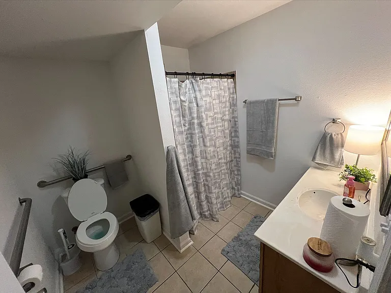 Falcon Crest Apartments Bathroom