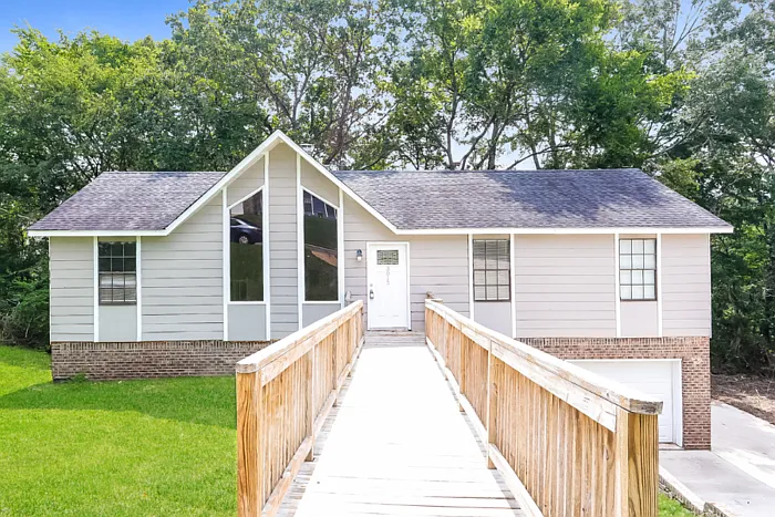 3015 Apple Valley Ln — Photo 1