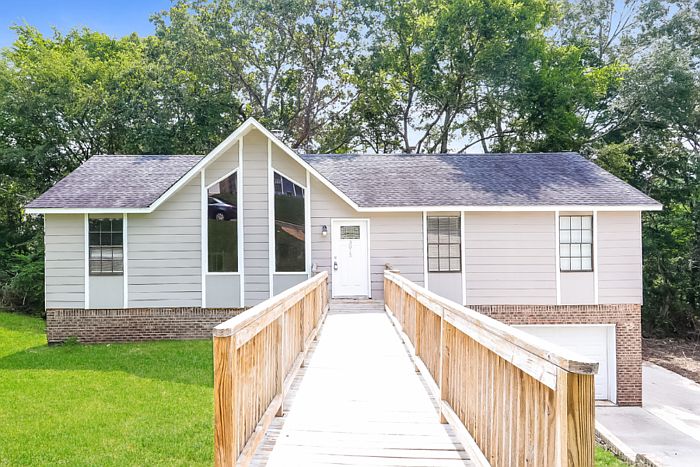 1st image of 3015 Apple Valley Ln