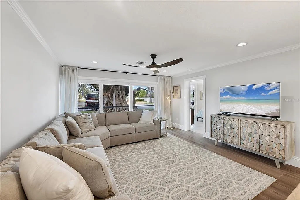 2 bed, 2.0 bath, 1034 sqft, $6,500 — Photo 3