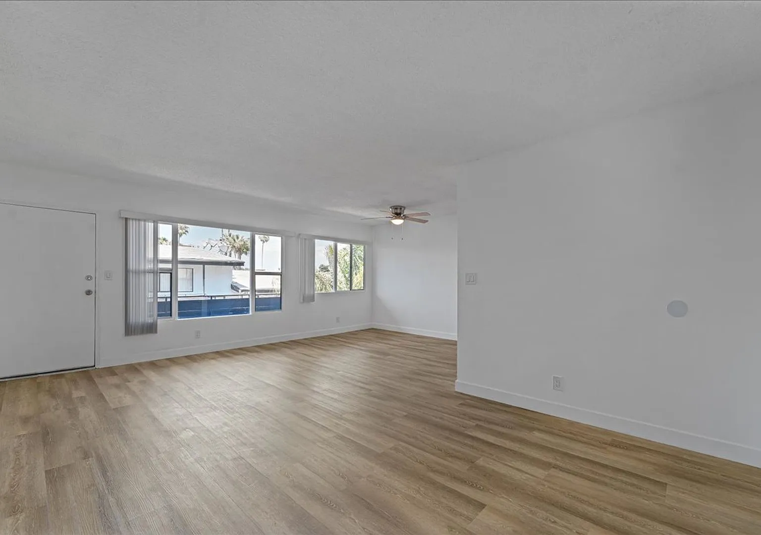 Beautiful Two Bedroom Apartment Located In The Heart of Baldwin Village! — Photo 2