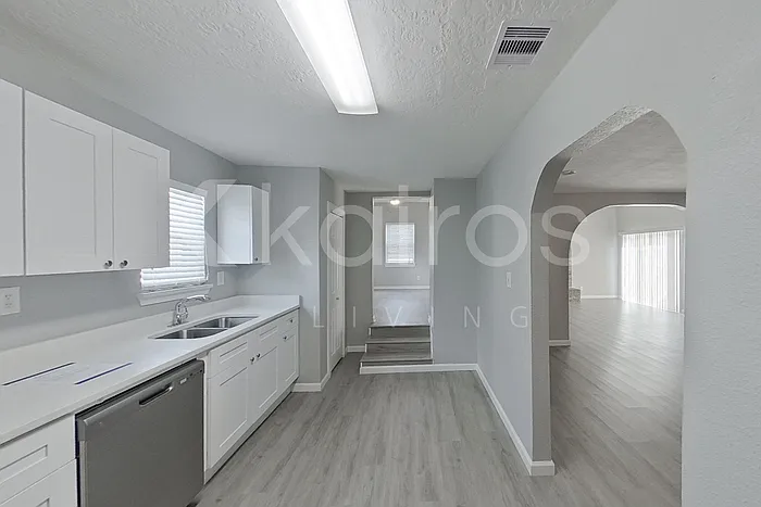 4 bed, 3.0 bath, 2528 sqft, $2,325 — Photo 4