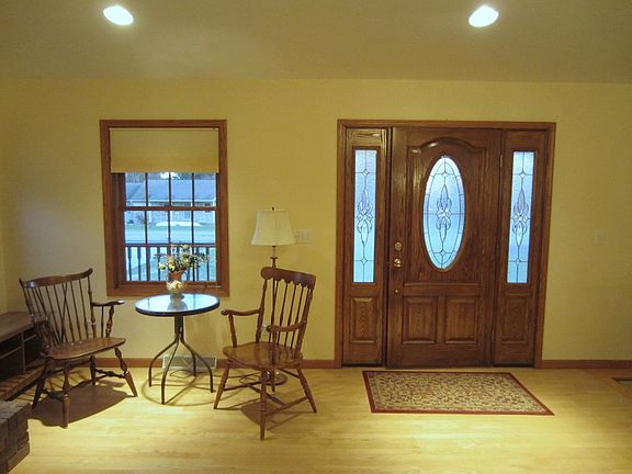 2nd image of 704 Hillcrest Dr