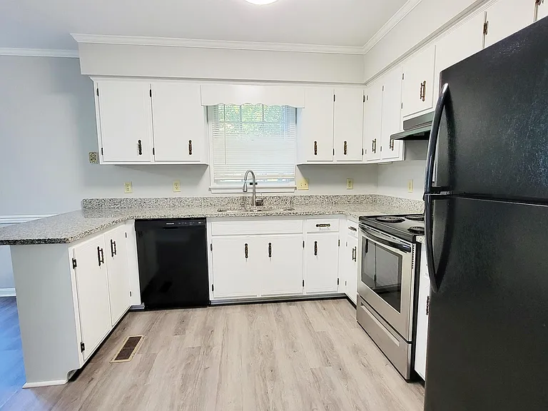 830 Larch Way #1 — Photo 9