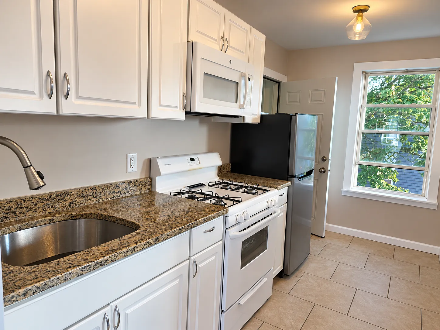 Studio, 275 sqft, $1,750 — Photo 3