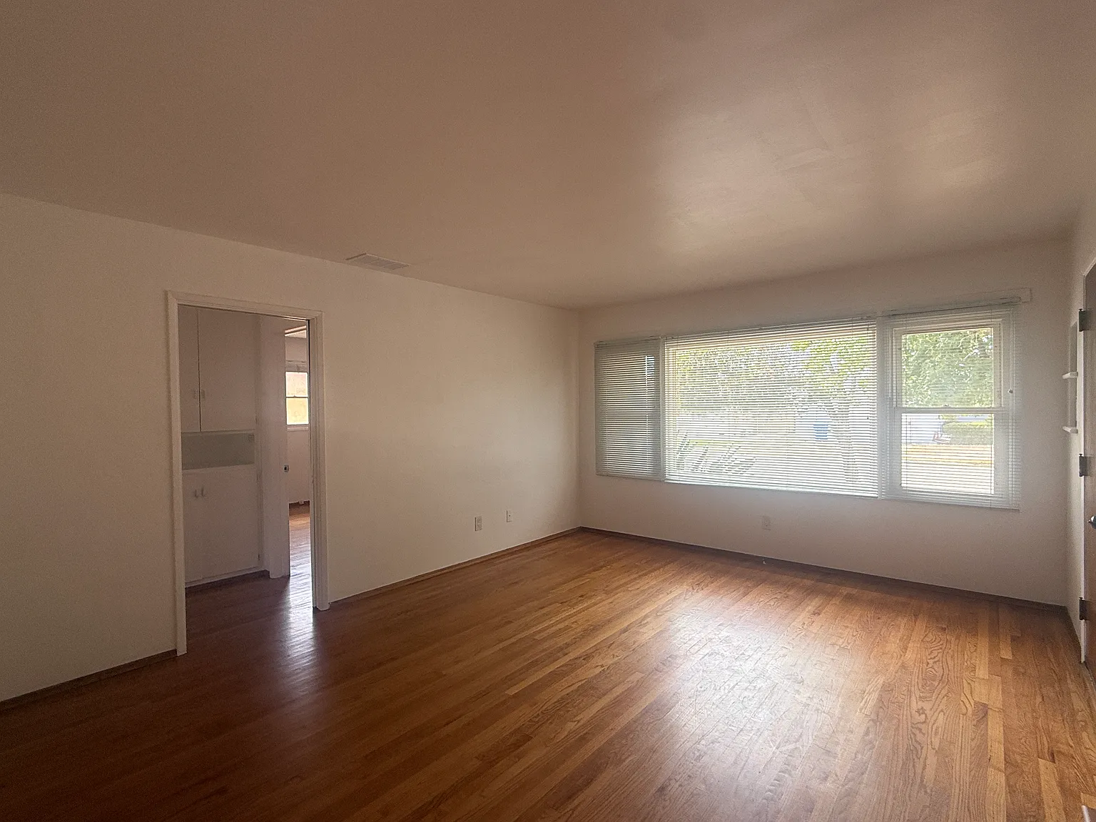 3 bed, 1355 sqft, $3,450 — Photo 4