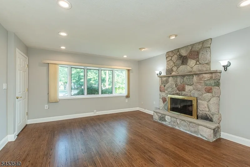 3 bed, 1.5 bath, $3,350 — Photo 3