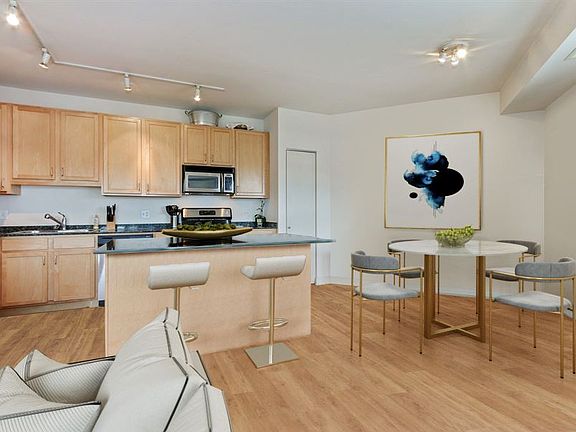 4th image of 544 N Milwaukee Ave APT 402