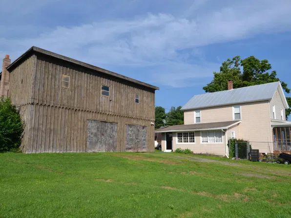 1105 Calkins Rd, Milanville, PA 18443