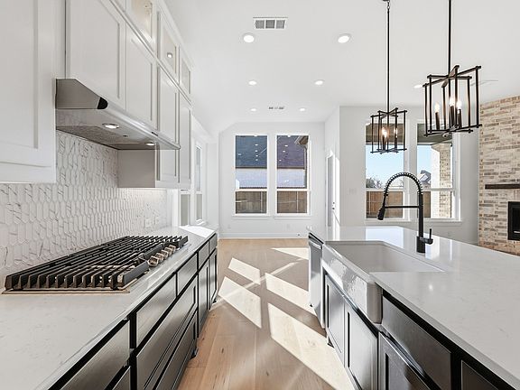 5th image of 572 Moonrise St