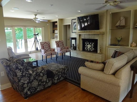 3rd image of 611 Parkway Dr