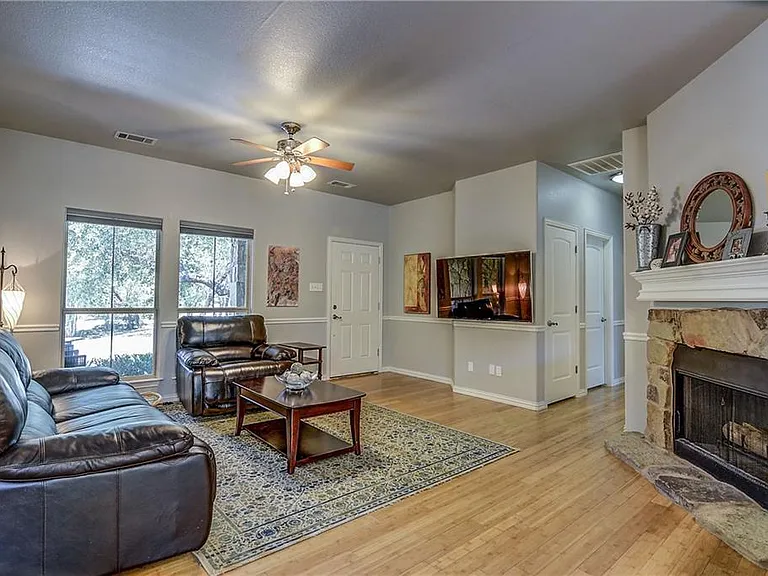 17106 Oak Cliff Cir — Photo 5