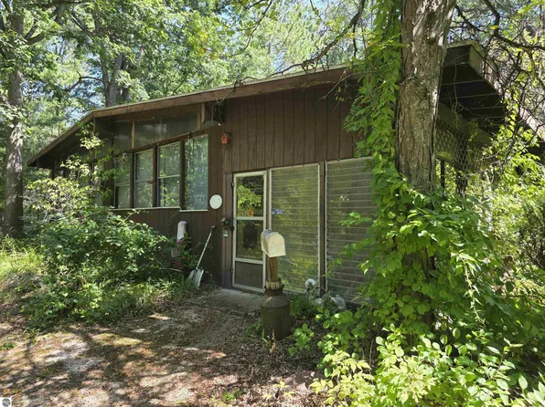 6202 Humphrey Dr, Hale, MI 48739