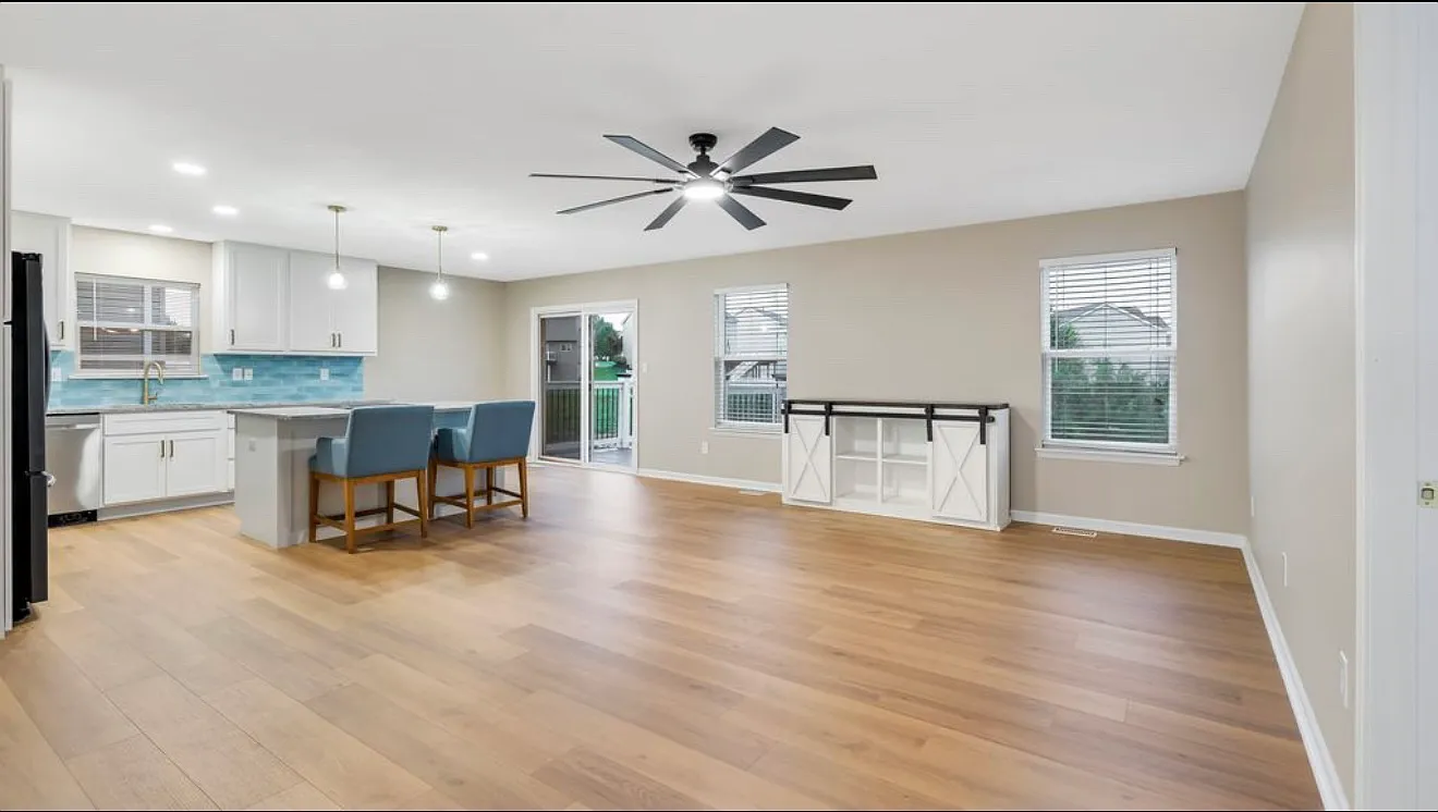 1412 Tisbury Cir — Photo 3