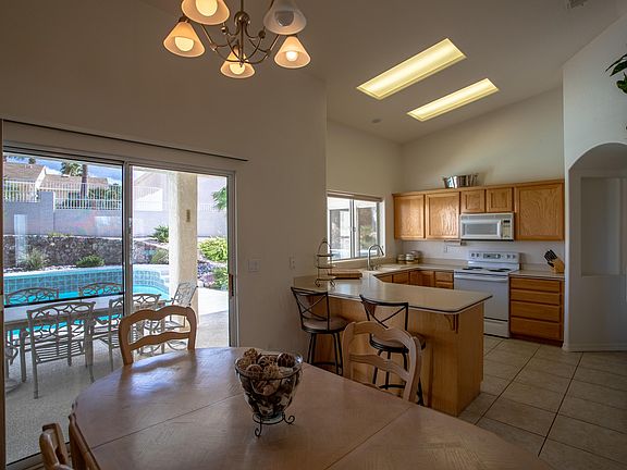 4th image of 2912 Maverick Cir S