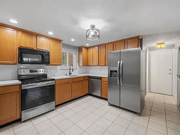 3rd image of 10 Royal Dane Dr APT 85