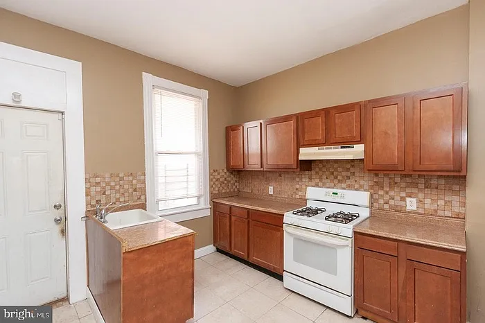 2400 W Baltimore St — Photo 9