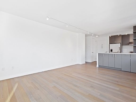 5th image of 200 E 11th St APT 902