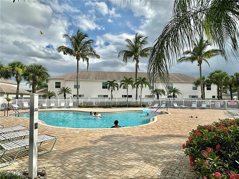 3627 Pine Oak Cir #102 — Photo 41
