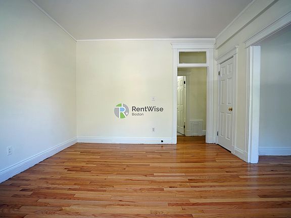 3rd image of 14 Orkney Rd APT 1