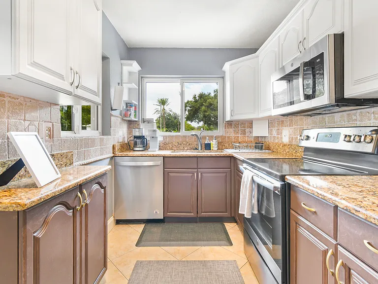2420 Mineola Dr S — Photo 20