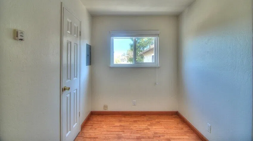 Bright, Spacious Studio with Alcove Perfect for Home Office! — Photo 4