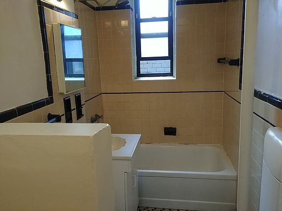 3rd image of 4216 80th St APT 1P
