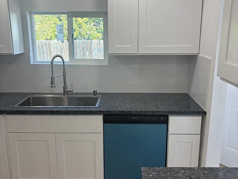 1515 W Bristol Ave — Photo 5