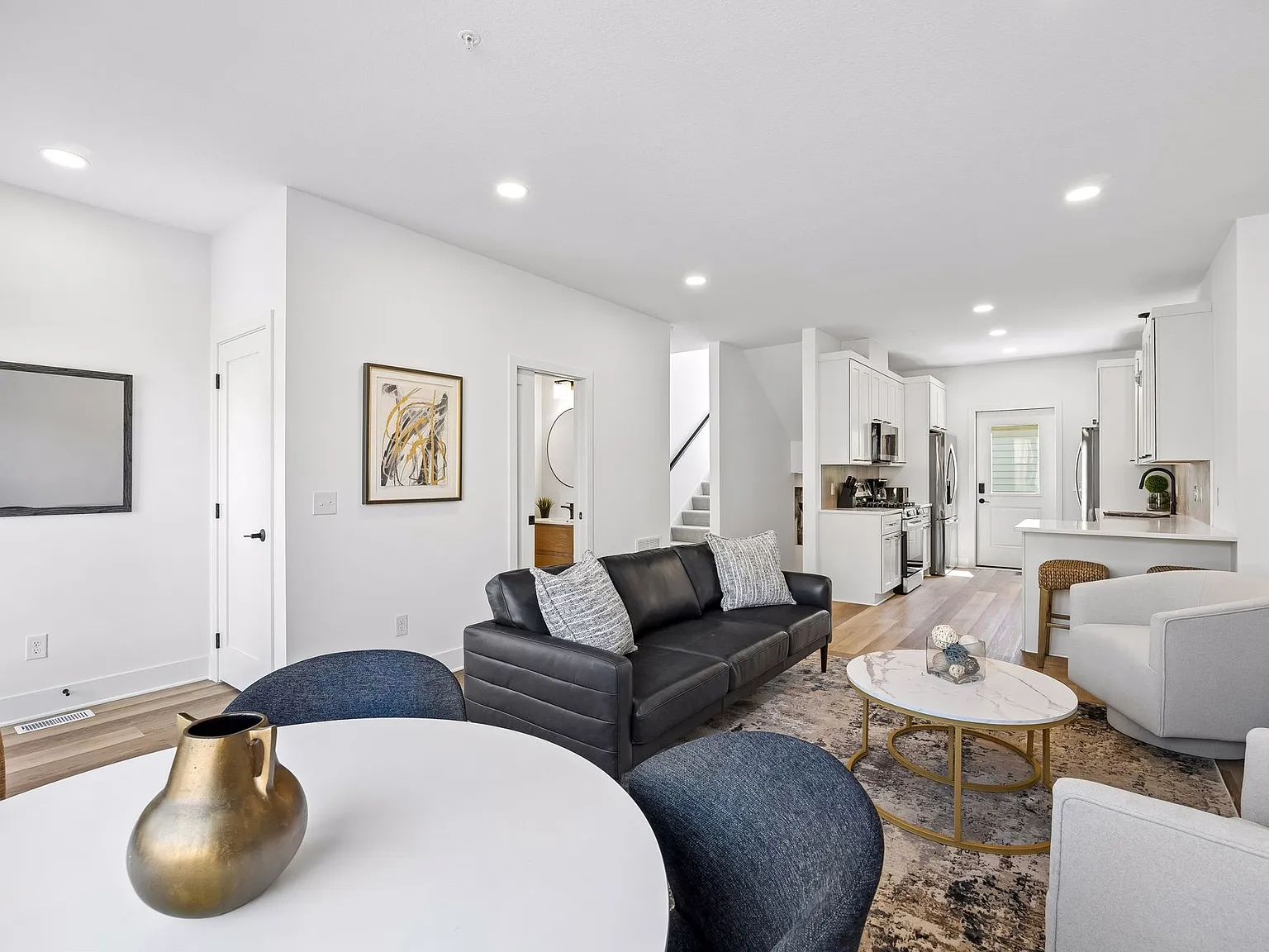 6 bed, 3.5 bath, 2400 sqft, $925 — Photo 1