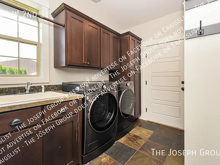 109 W 2nd St — Photo 11