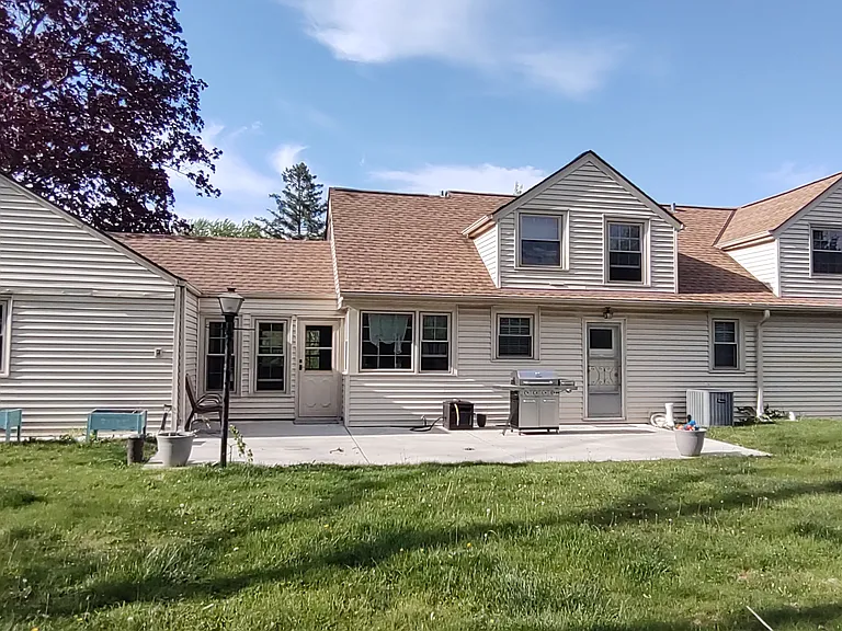 17565 W Wisconsin Ave — Photo 2