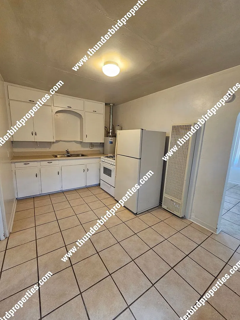 Cute 1 Bedroom, 1 Bathroom with walk in closet and on site parking. Near CNM and UNM. — Photo 2