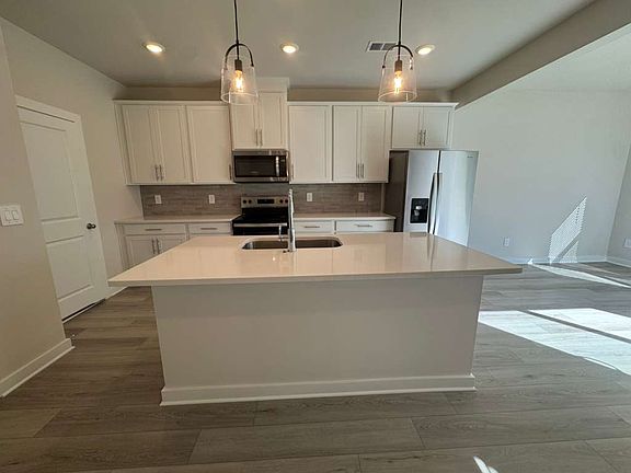 4th image of 3908 Northbrook Dr