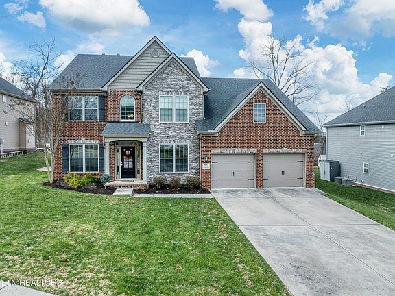 3rd image of 807 Brookwood Ln