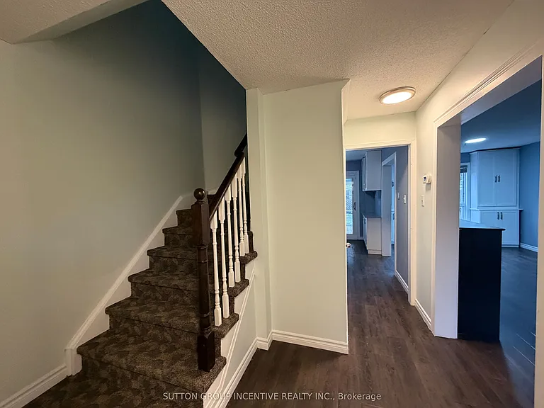 90 Moon Dr — Photo 2