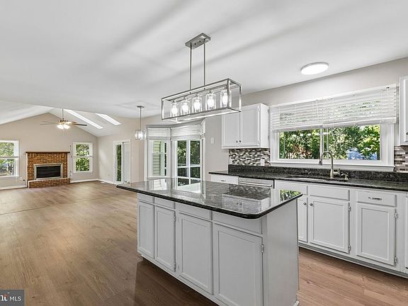 3rd image of 33 Snow Meadow Ln