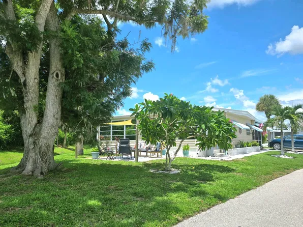 304 8th St, Nokomis, FL 34275