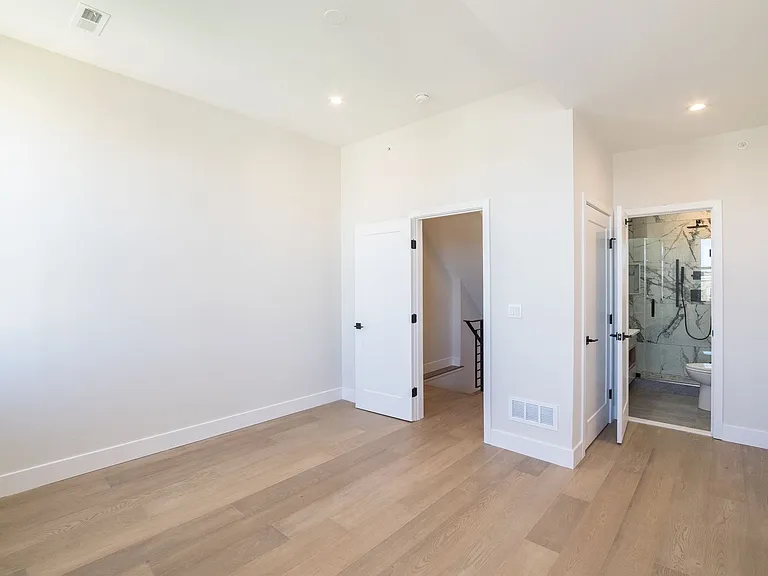 2147 N Franklin St — Photo 12