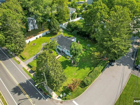 10 Knickerbocker Rd, Demarest, NJ 07627