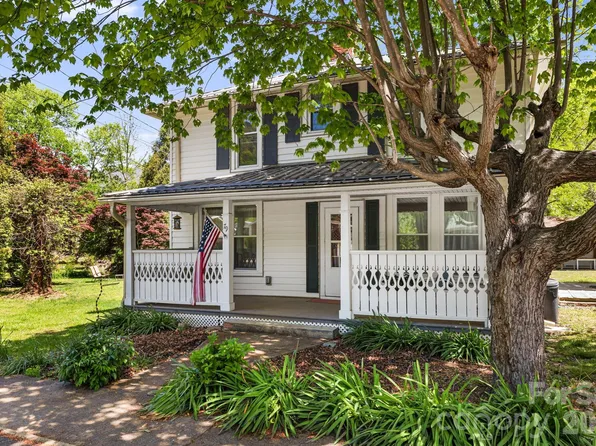 79 Walnut St, Hot Springs, NC 28743