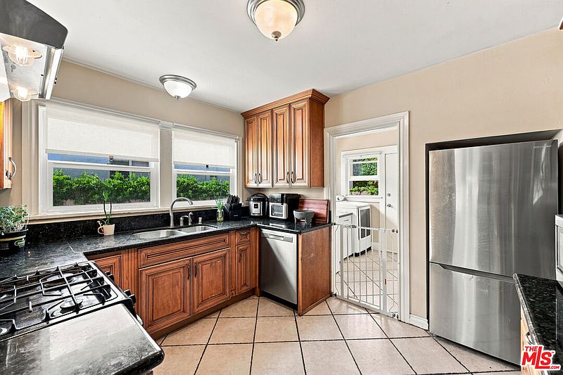 Listing photo 6 of 37