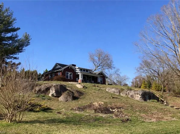 549 E Pine St, Mount Airy, NC 27030