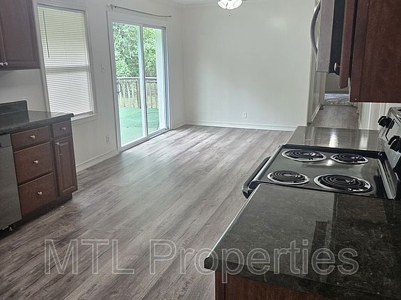 2nd image of 924 Cherry Rd