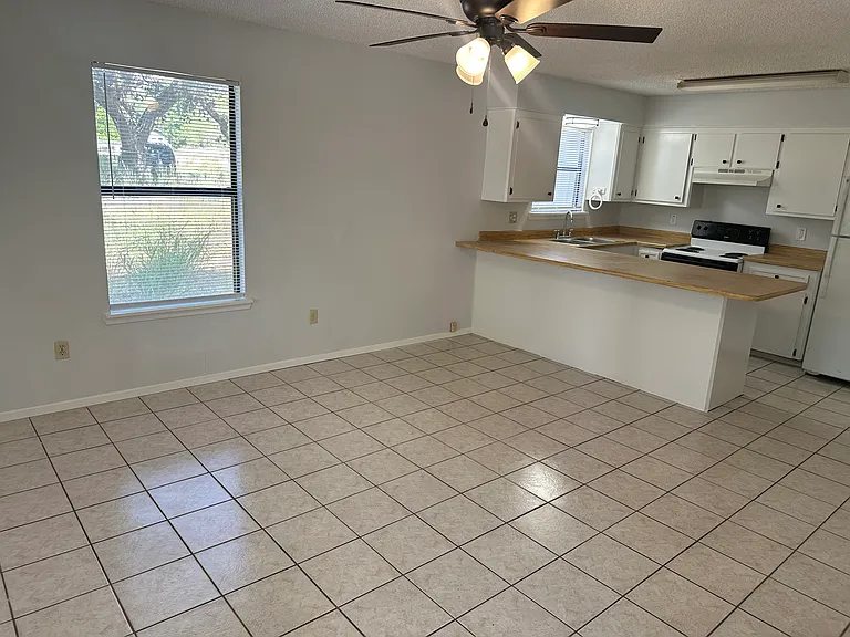 401 Adams Ln — Photo 2