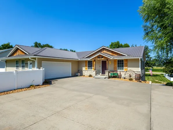 1825 Pineo Grove Ln, Princeton, IA 52768