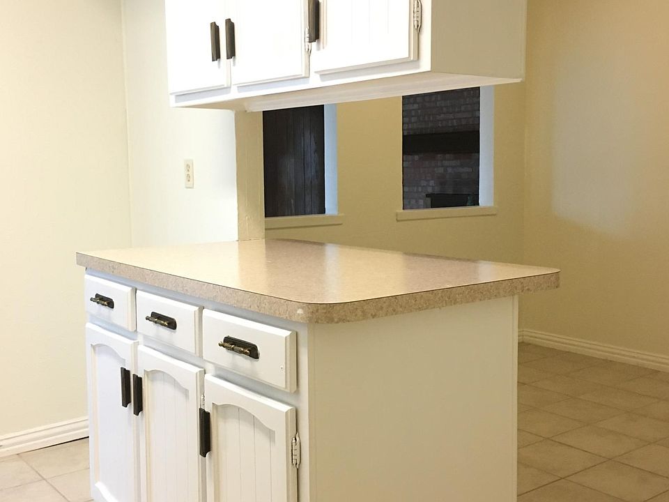 1st image of 2926 Carnaby Ln #3