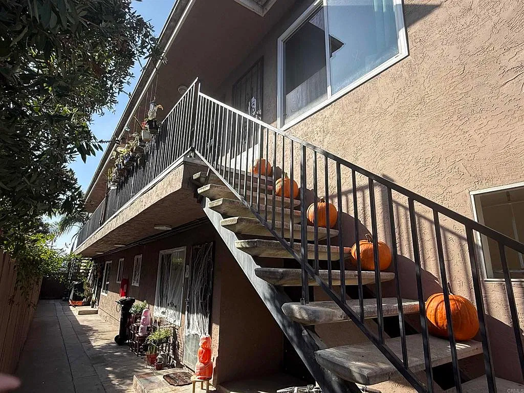 2 bed, 900 sqft, $2,100 — Photo 3