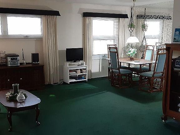 5th image of 721 Surrey Cir